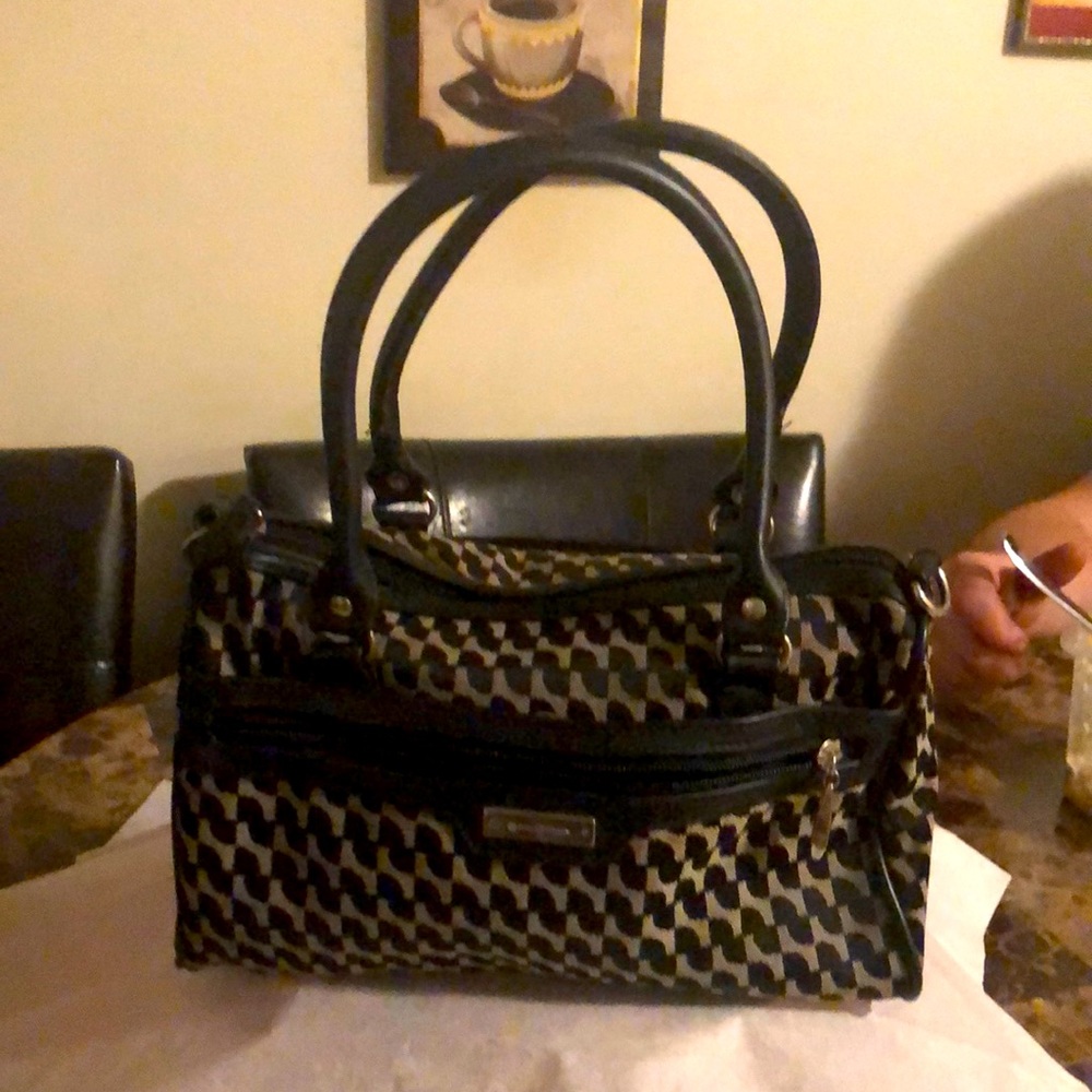 Medium pocketbook, couple pockets inside